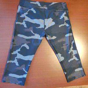 Unser Armour Cropped Cameo Heat Gear    Capri Leggings